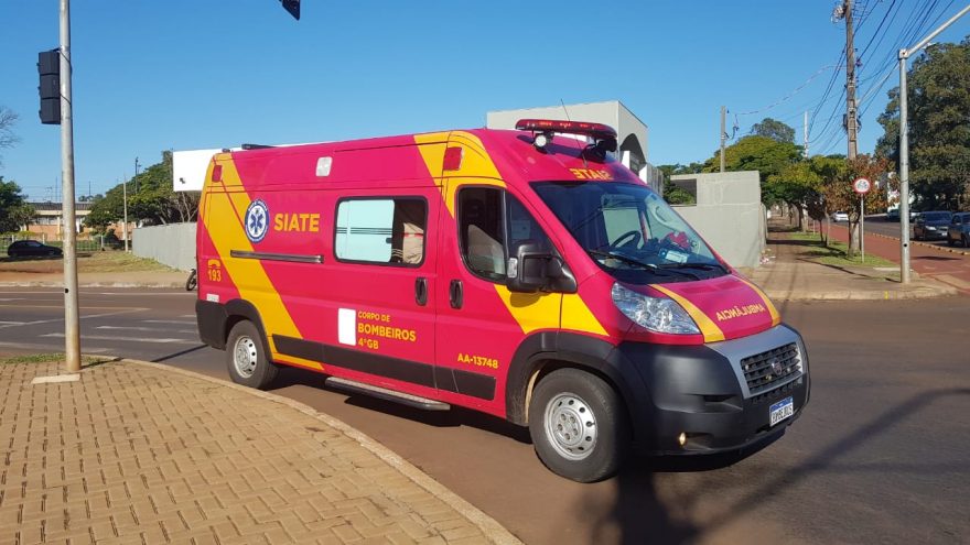 Homem fica ferido após colisão entre carro e moto no Santo Onofre