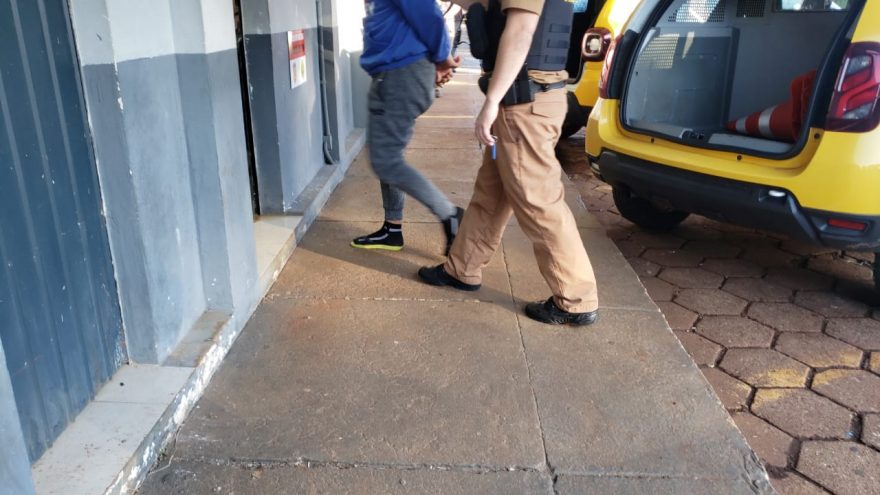 Procurado pela Justiça pelos crimes de tráfico e porte de arma de fogo é detido pela PM