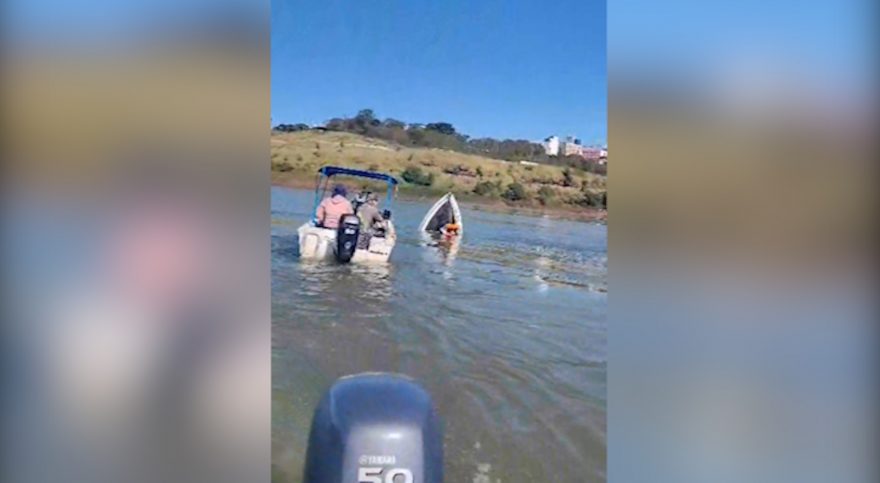 Vídeo mostra barco afundando no Rio Paraná, embaixo da Ponte da Amizade
