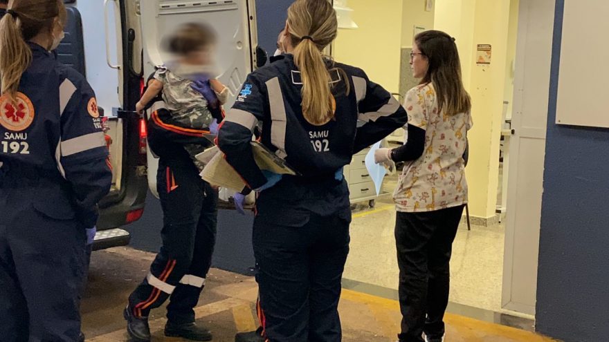 Bebê de um ano toma soda cáustica e precisa ser socorrido pelo Samu