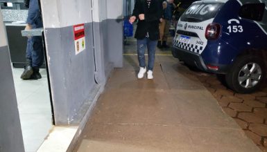 Imagem referente a Cancela o Show! Devendo R$ 74 mil de pensão, cantor é detido em Bar na Avenida Brasil