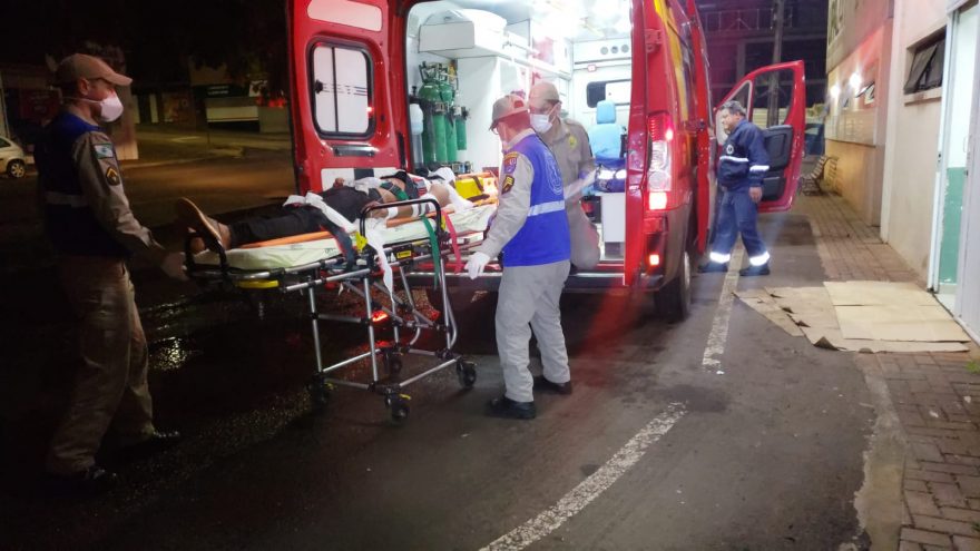 Homem é socorrido pelo Siate após ser agredido no bairro Interlagos