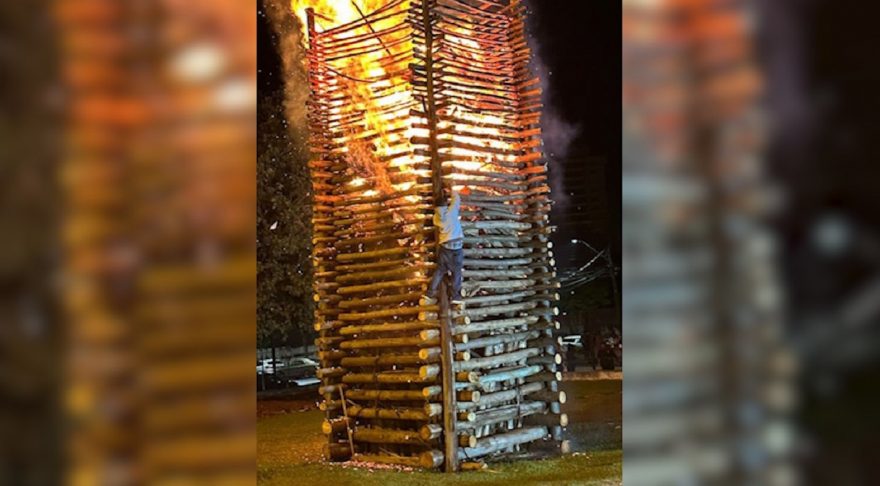 Perigo! Rapaz escala a fogueira de São João para tirar foto e é abordado pela PM