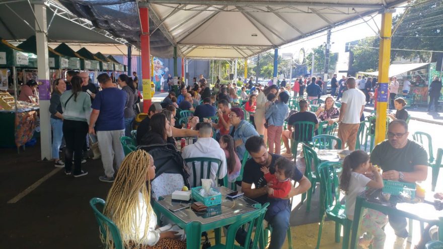 Tradicional Feira do Teatro registra grande público neste domingo