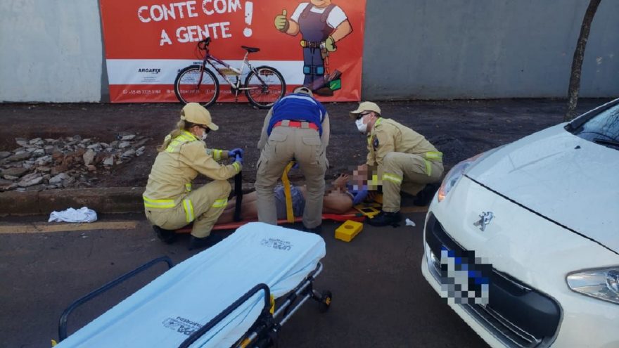 Jovem tenta pular o meio fio e acaba caindo e se machucando