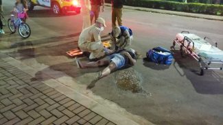 Mulher é agredida pelo companheiro e é deixada caída no asfalto ao lado do vômito