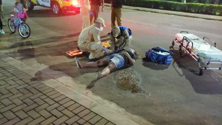 Mulher é agredida pelo companheiro e é deixada caída no asfalto ao lado do vômito