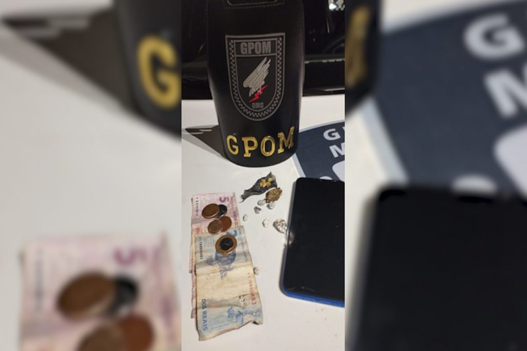 GM detém homem com pedras de crack e roupa íntima feminina