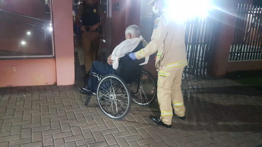 Idoso agredido é socorrido pelo Siate em condomínio na Rua Mato Grosso