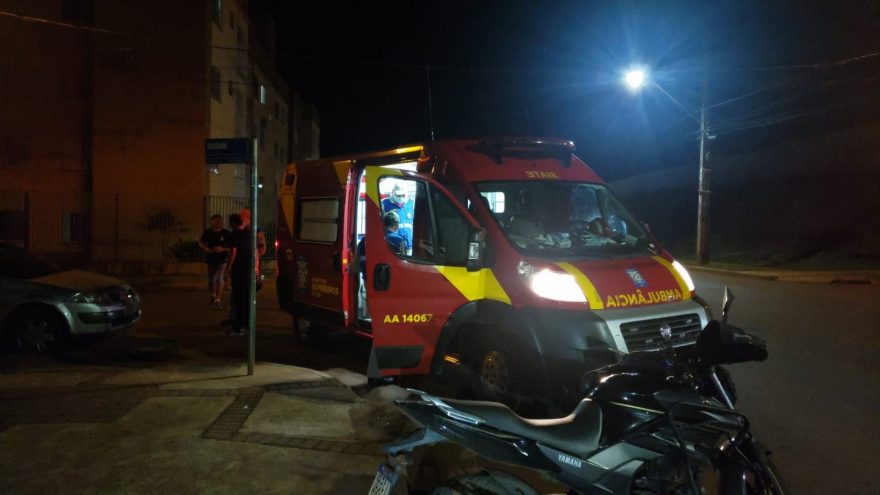 Colisão entre carro e moto deixa homem ferido no Riviera