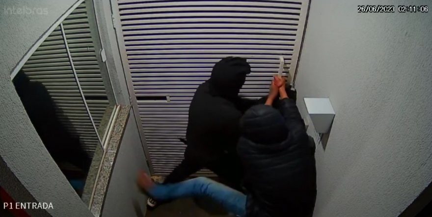 Câmeras flagram ação de bandidos furtando bicicleta em condomínio no Cancelli