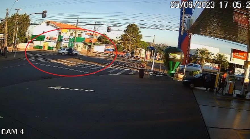 Câmera registra acidente entre moto e C4 Pallas na Av. Papagaios