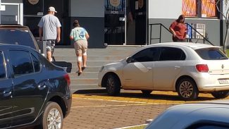 Mulher que foi jogada pelo marido para fora de carro passa por exame de corpo de delito na 15ª SDP