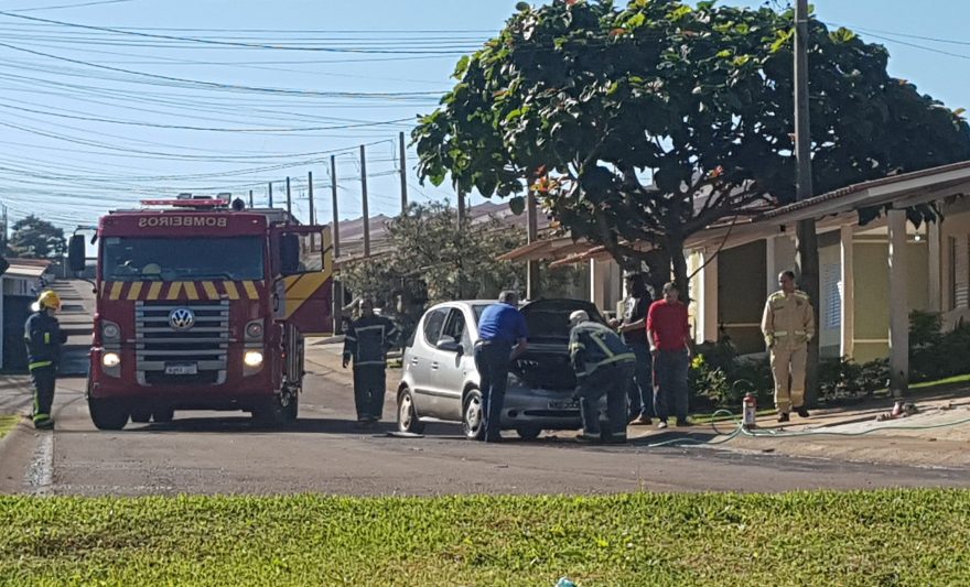 Corpo de Bombeiros combate incêndio em veículo no Parque Verde