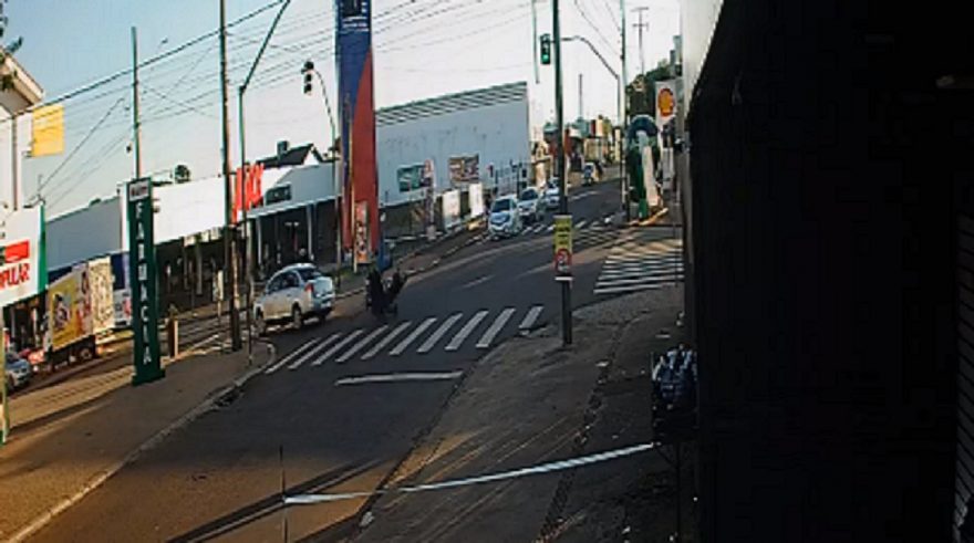 Veja por outro ângulo o acidente entre C4 Pallas e moto na Av. Papagaios