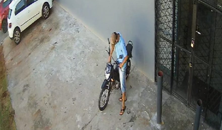 Câmera flagra furto de motocicleta no Pioneiros Catarinenses