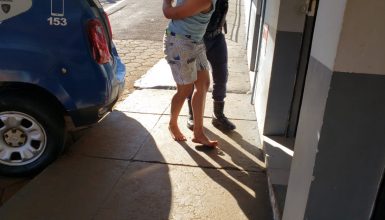 Imagem referente a Na rodoviária, jovem abraça namorada e tenta impedi-la de ir embora de Cascavel, mas acaba detido pela GM
