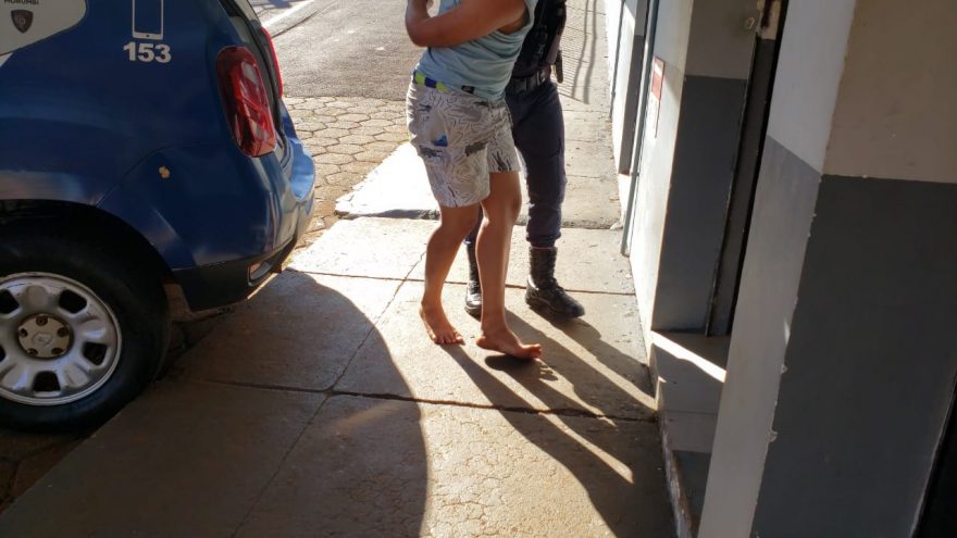 Na rodoviária, jovem abraça namorada e tenta impedi-la de ir embora de Cascavel, mas acaba detido pela GM