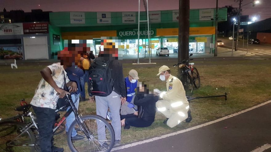Acidente entre patinete e bicicleta na Avenida Tancredo Neves deixa mulher ferida