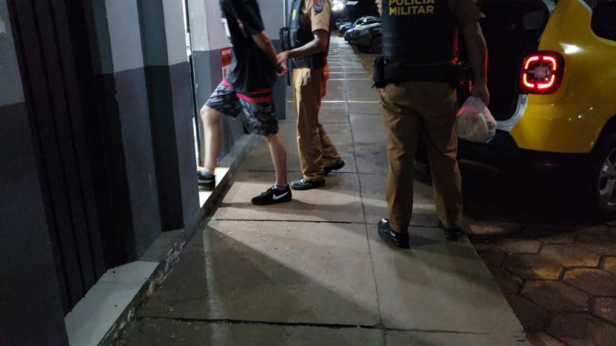 Jovem ameaça e importuna mulher no local de trabalho dela e acaba detido pela PM