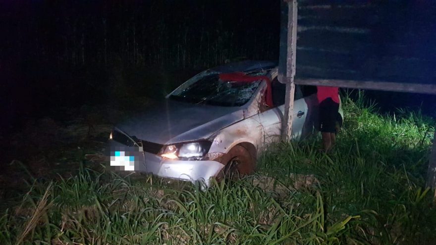 Motorista perde o controle da direção e capota Gol na BR-467