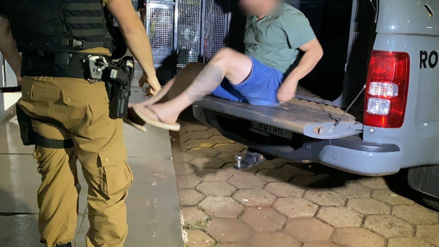 Fusion roubado em Cascavel é recuperado em Lindoeste e homem detido com arma e drogas