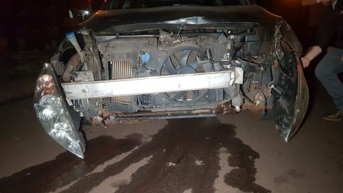 Peugeot fica com motor exposto após acidente no Brasília Imagem referente a Peugeot fica com motor exposto após acidente no Brasília