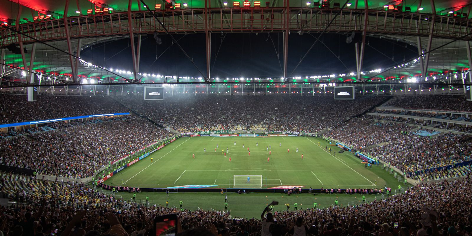 Com um a menos, Fluminense bate Bahia de virada no Maracanã