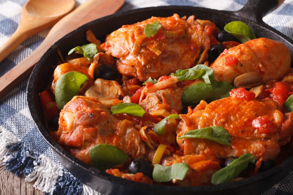 Hoje tem Frango à Caçadora no Restaurante Popular; confira o cardápio