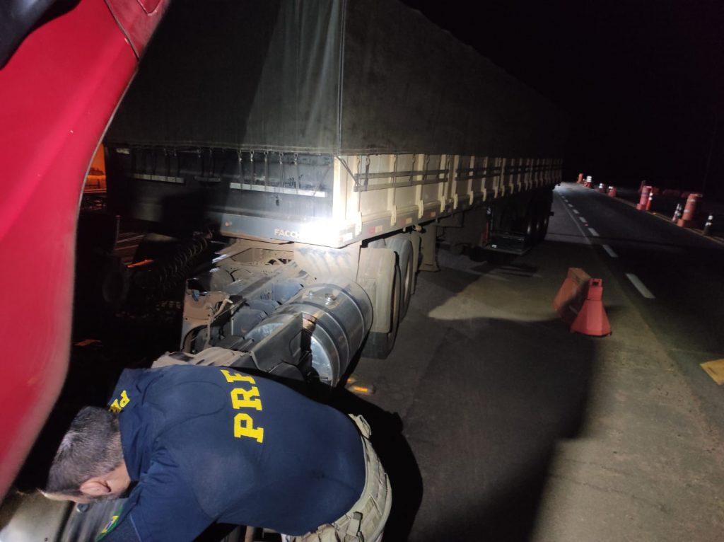 PRF recupera caminhão trator e apreende semirreboque adulterado em Alto Paraíso
