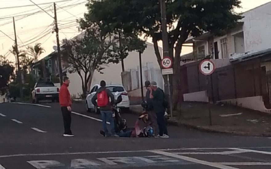 Motociclista fica ferido após colisão na Rua Vitória, em Cascavel