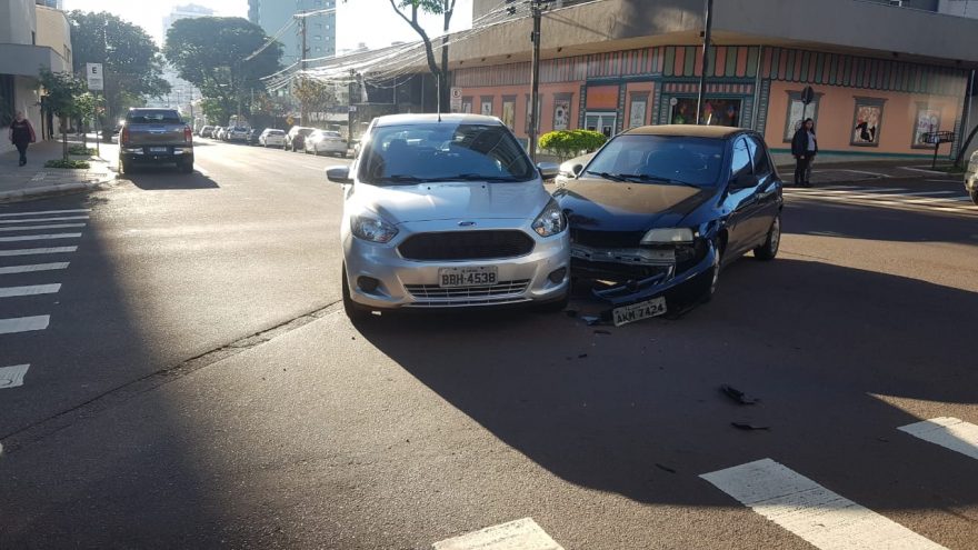 Veículos de Diamante D’Oeste e Tupãssi se envolvem em acidente no Centro de Cascavel