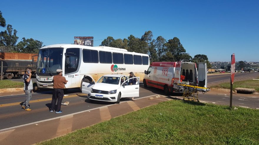 Duas pessoas ficam encarceradas em carro após forte colisão com ônibus na BR-277