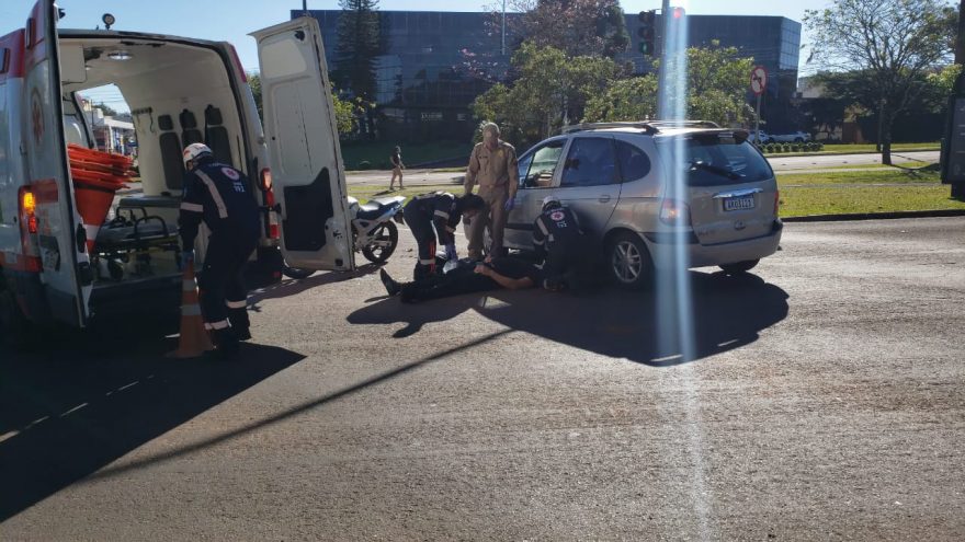 Duas pessoas ficam feridas após colisão entre carro e moto na Avenida Tancredo Neves
