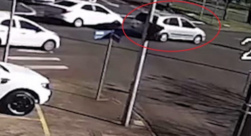 Câmera flagra colisão que deixou duas pessoas feridas na Avenida Tancredo Neves