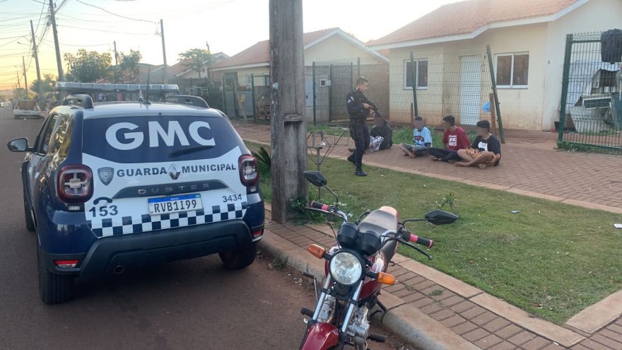 Quatro menores são apreendidos e um homem é detido por furto de moto no Veneza
