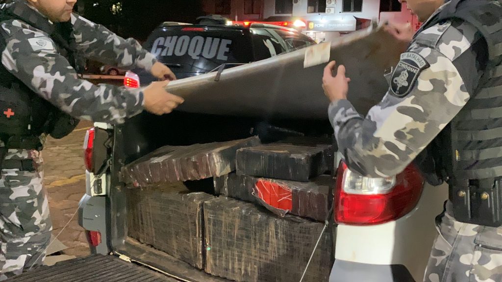 PM detém jovem com carro furtado e carregado com quase 700 kg de maconha