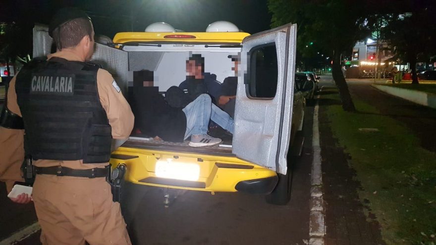 Cavalaria prende dois com maconha e crack e um foragido da Justiça em abordagem em praça
