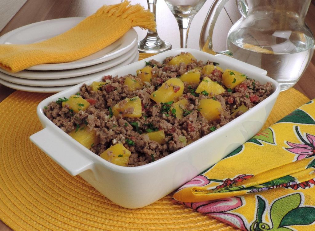 Restaurante Popular serve carne moída com mandioca nesta quarta-feira