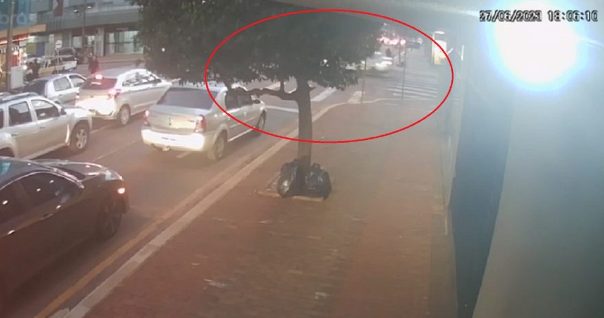 Câmera mostra motociclista sendo atingida em acidente no Centro