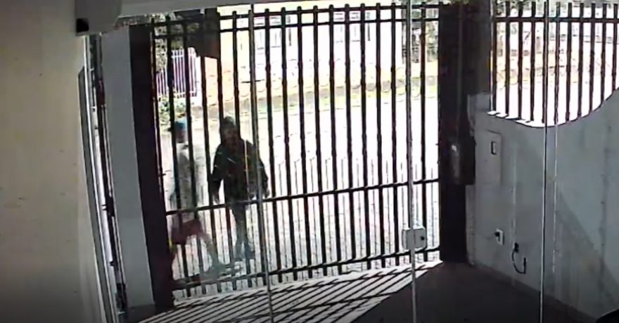 Vídeo flagra ação de dupla que caiu em piscina antes de serem presos pela PM