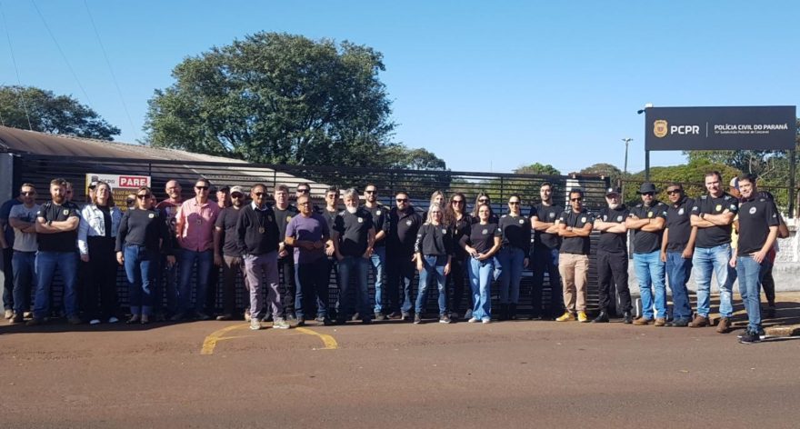 Policiais civis realizam manifestação em frente à 15ª SDP