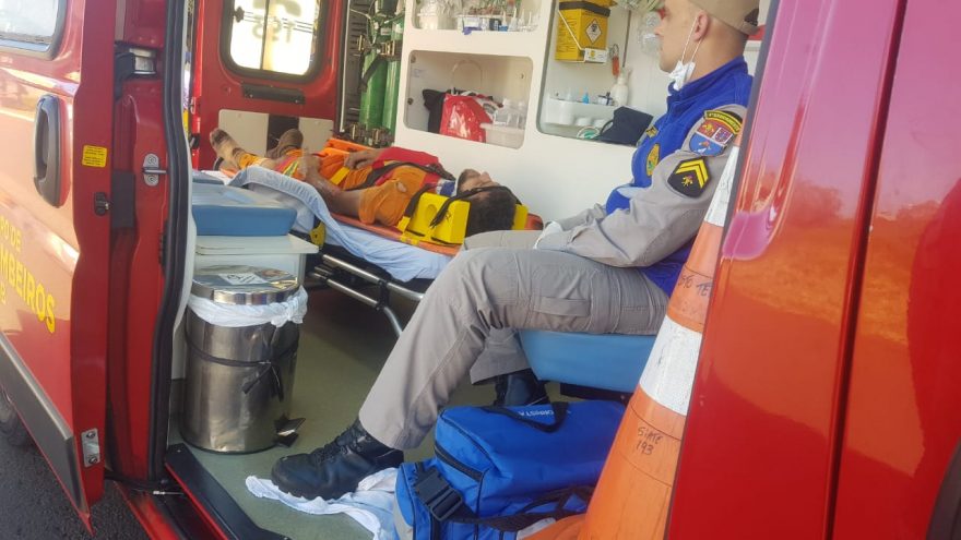 Jovem é socorrido na Rua Europa após se envolver em acidente de trânsito