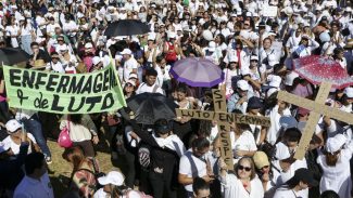 Enfermeiros protestam na Esplanada por pagamento do piso salarial