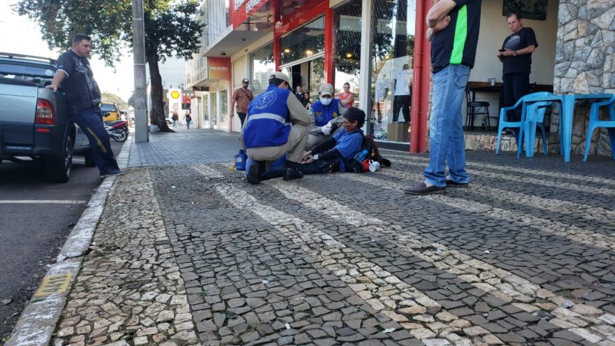 Bombeiros atendem pessoa ferida na Avenida Brasil, no Centro de Cascavel