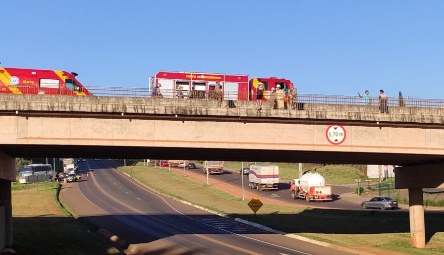 Tentativa de suicídio mobiliza grande efetivo no viaduto da Olindo Periolo