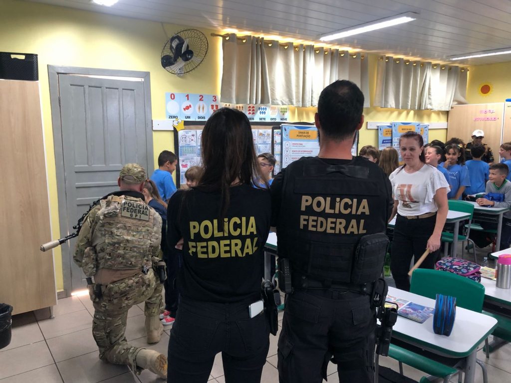 PF realiza ação de conscientização e combate às drogas em escola em Cascavel