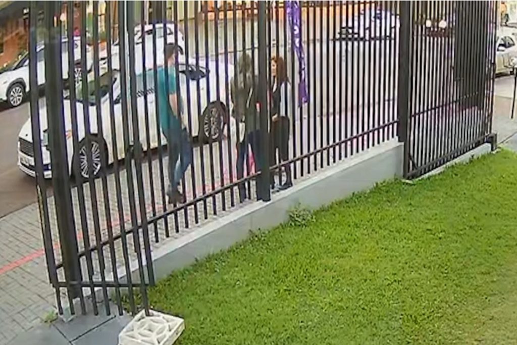 Novas imagens mostram mulher do “pix falso” em outra loja e sendo abordada por policiais