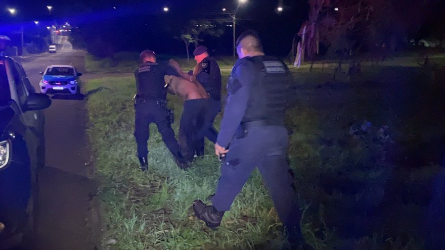 Cena de filme: homem se esconde em manilha após agredir vizinho a pauladas