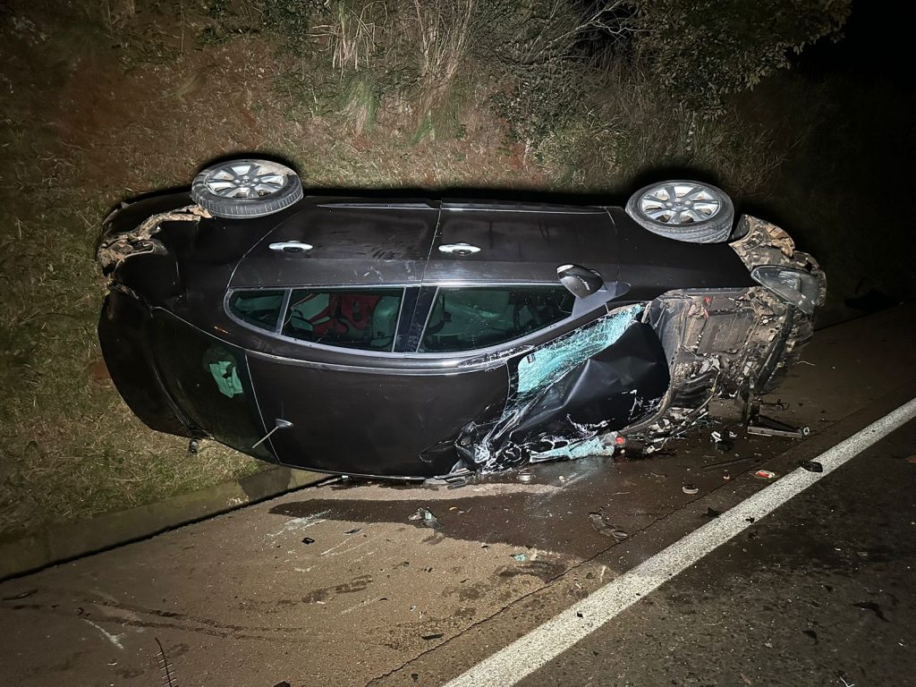 Homem fica ferido após capotar Fluence na BR-277 em Cantagalo